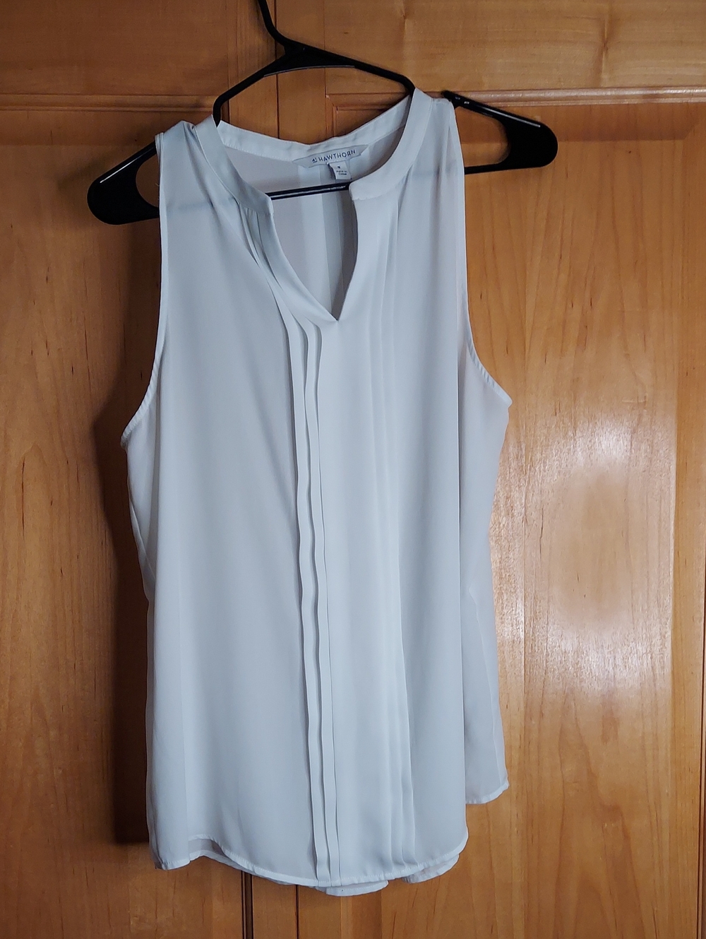 Hawthorn Size Medium White Sleeveless Pleated Front Camisole
